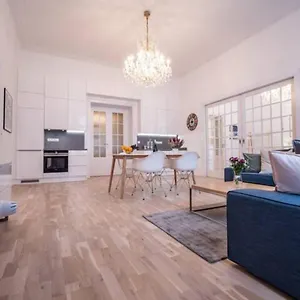 top-class-apartment-in-old-town-2-bedrooms.praguehotelsweb.com/